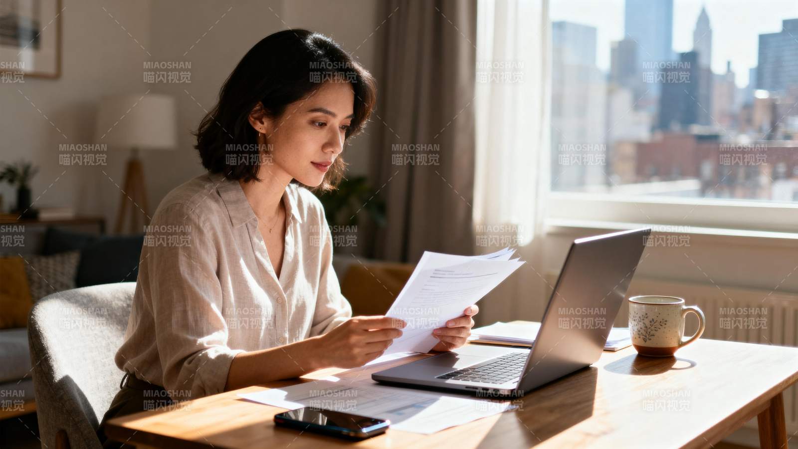 居家办公的女性图片