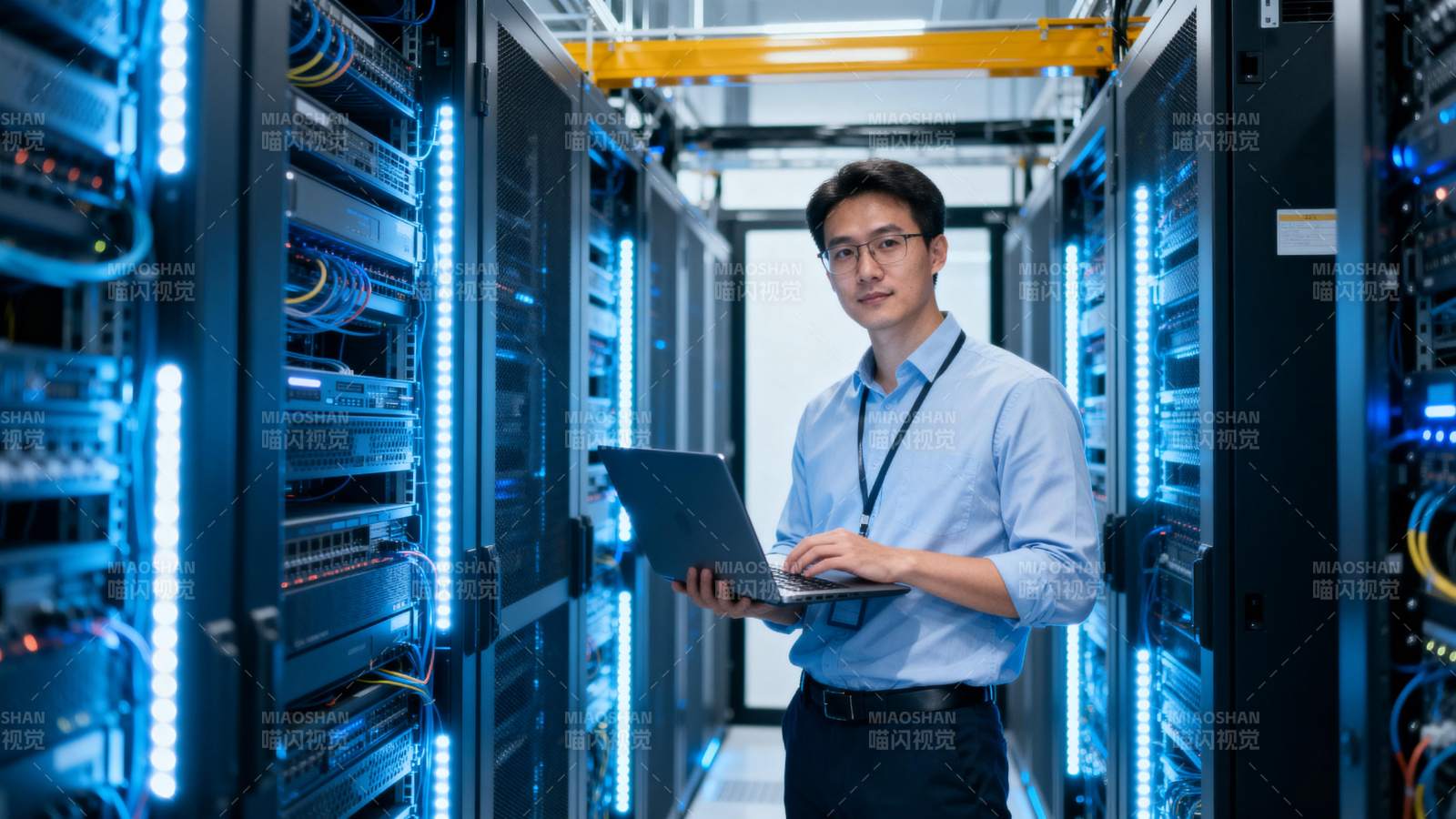 数据中心工程师工作图片