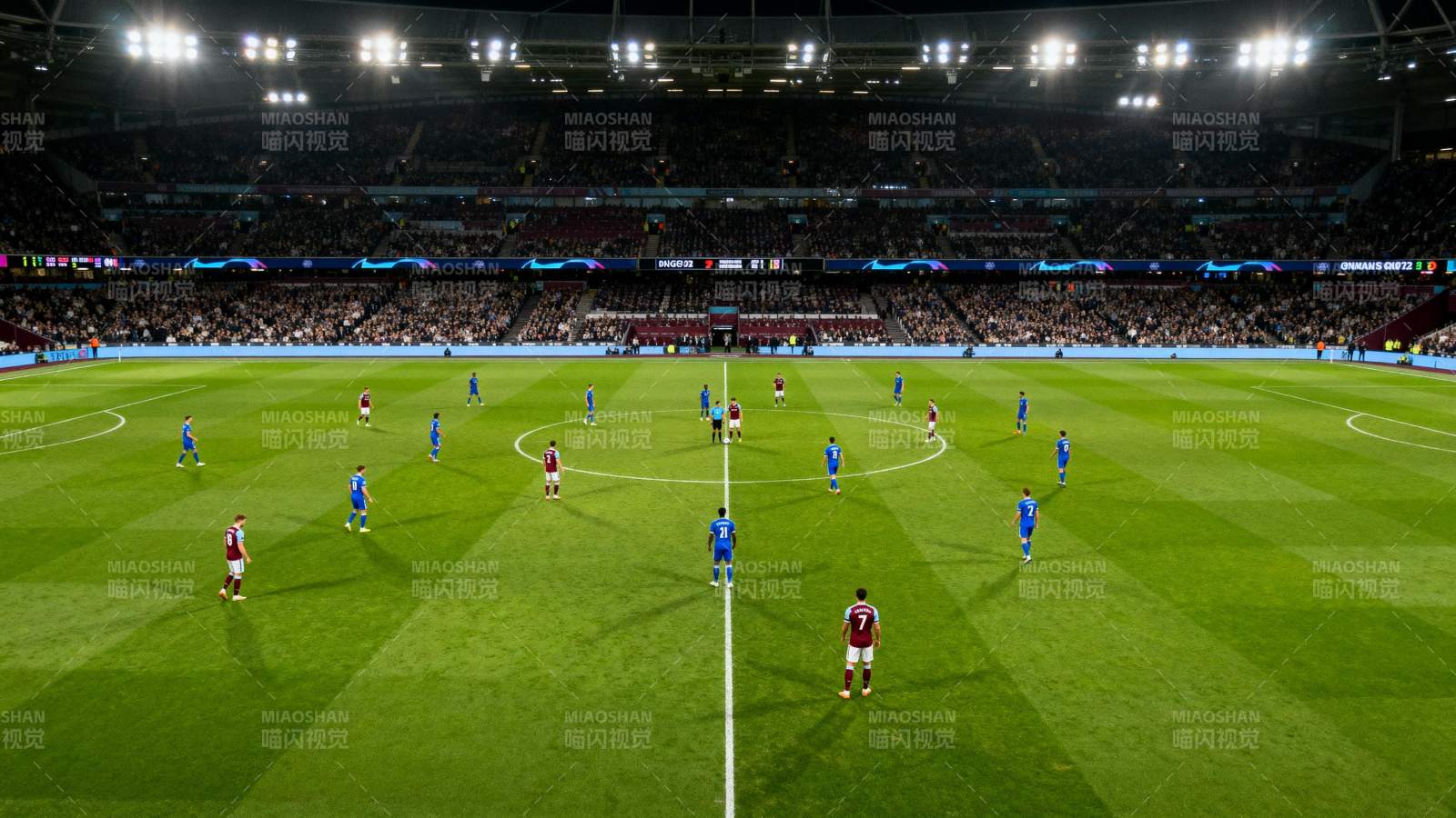 足球赛激烈进行中图片