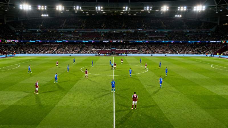 足球赛激烈进行中图片