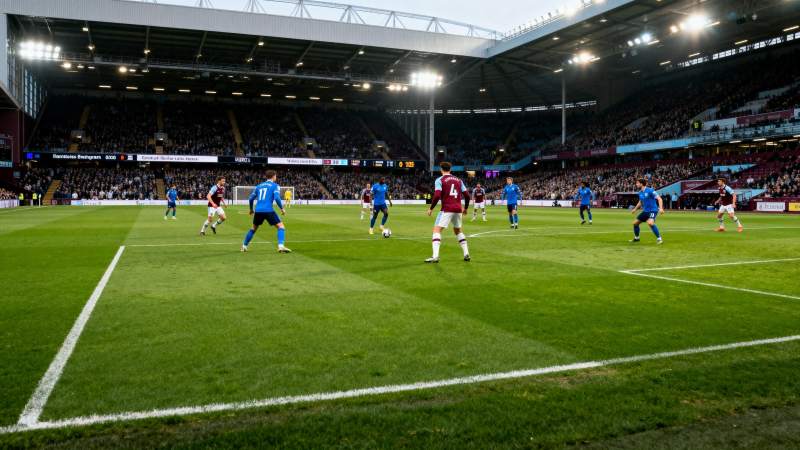 足球赛激烈进行中图片