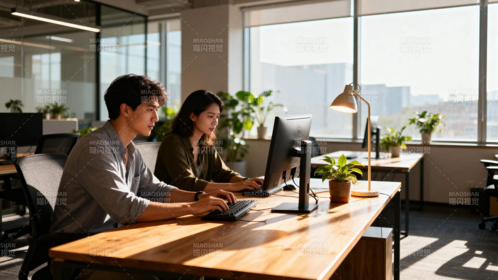 办公室里的专注工作图片