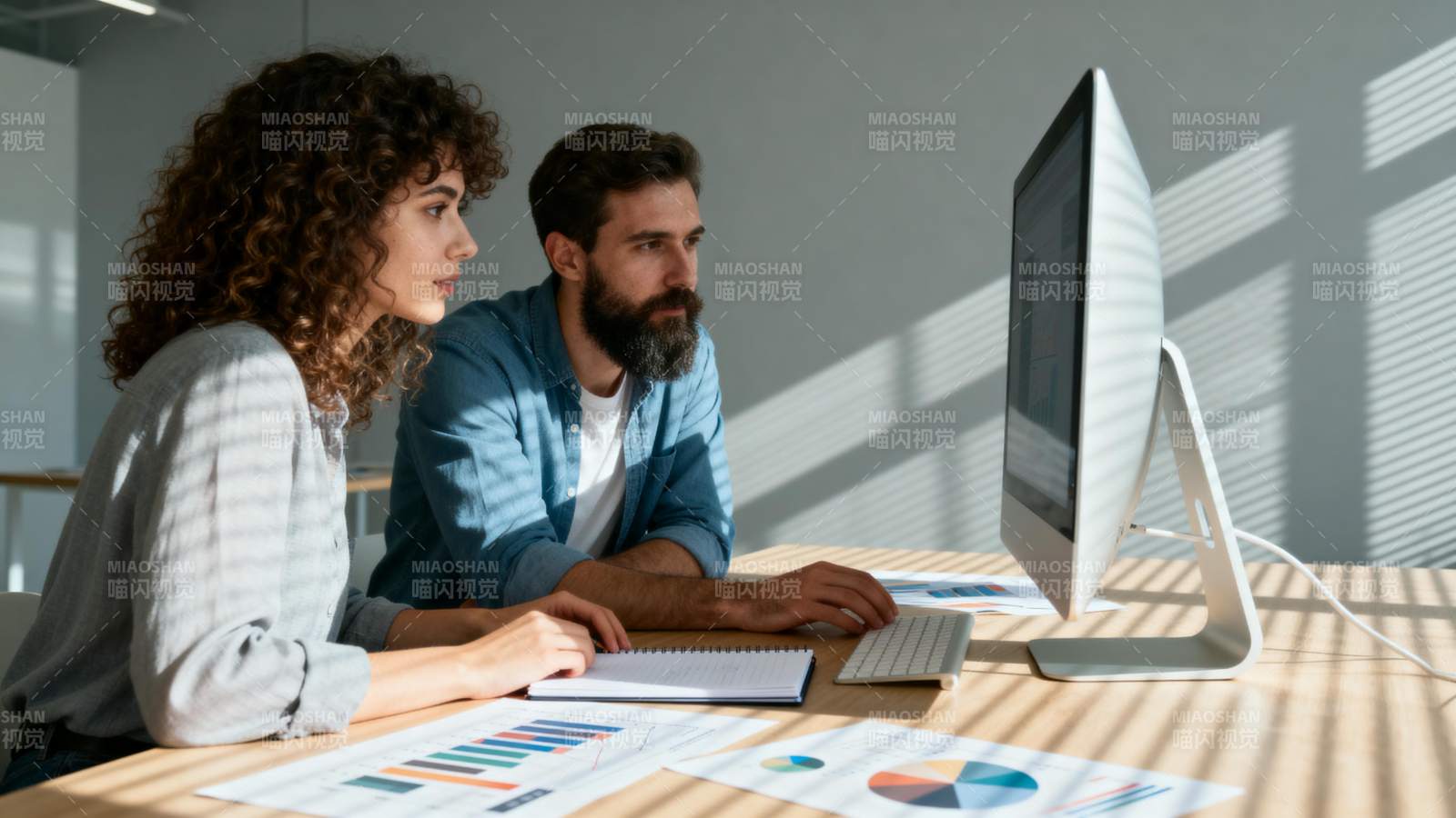 办公桌前共研数据图片