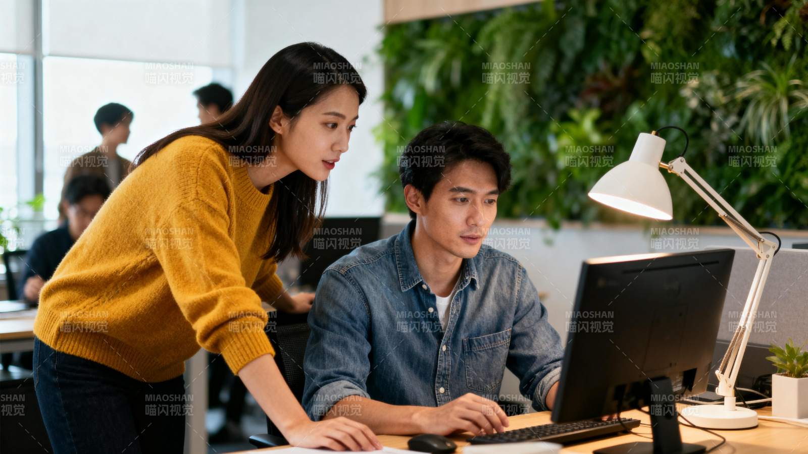 专注工作瞬间图片