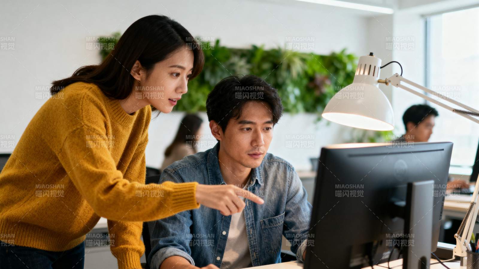 同事协作办公图片