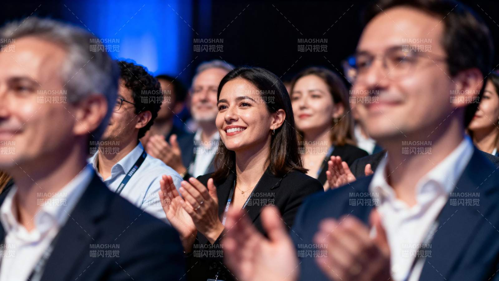 掌声中的微笑时刻图片