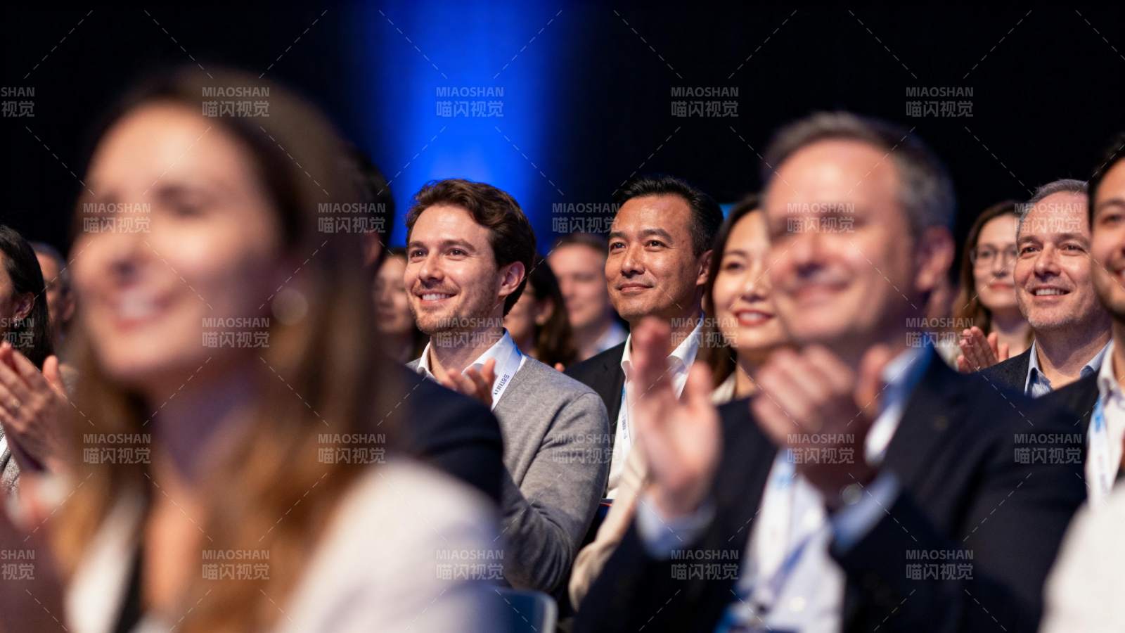 观众热烈鼓掌图片