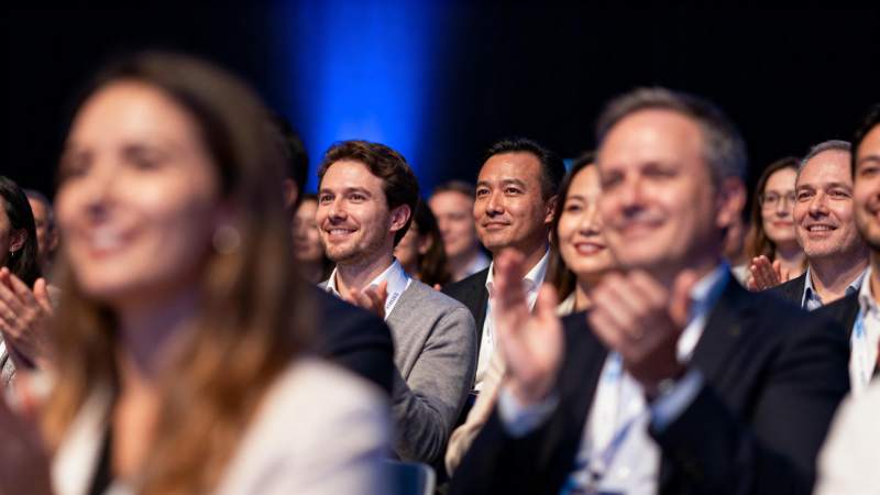 观众热烈鼓掌图片