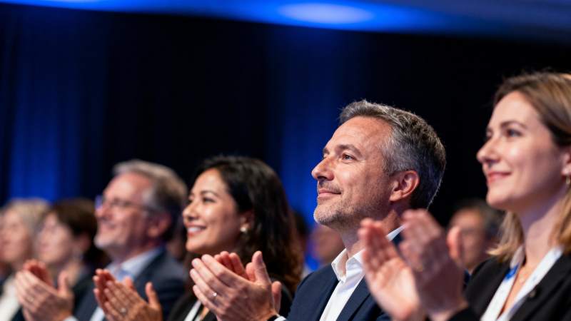 掌声中的专注时刻图片