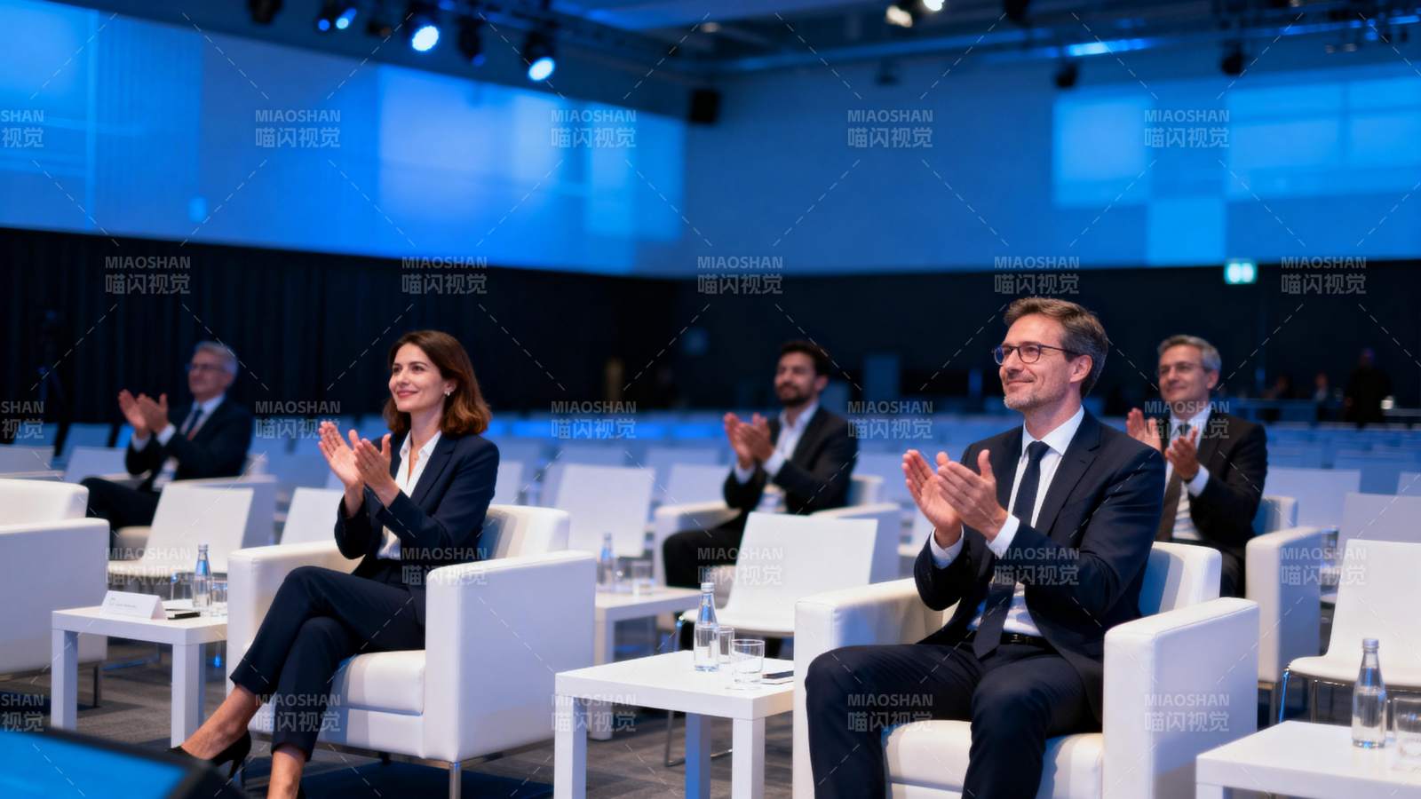 会议现场热烈鼓掌图片