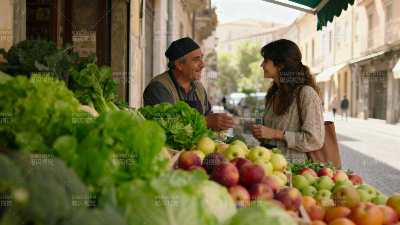 街头蔬果摊前的对话图片