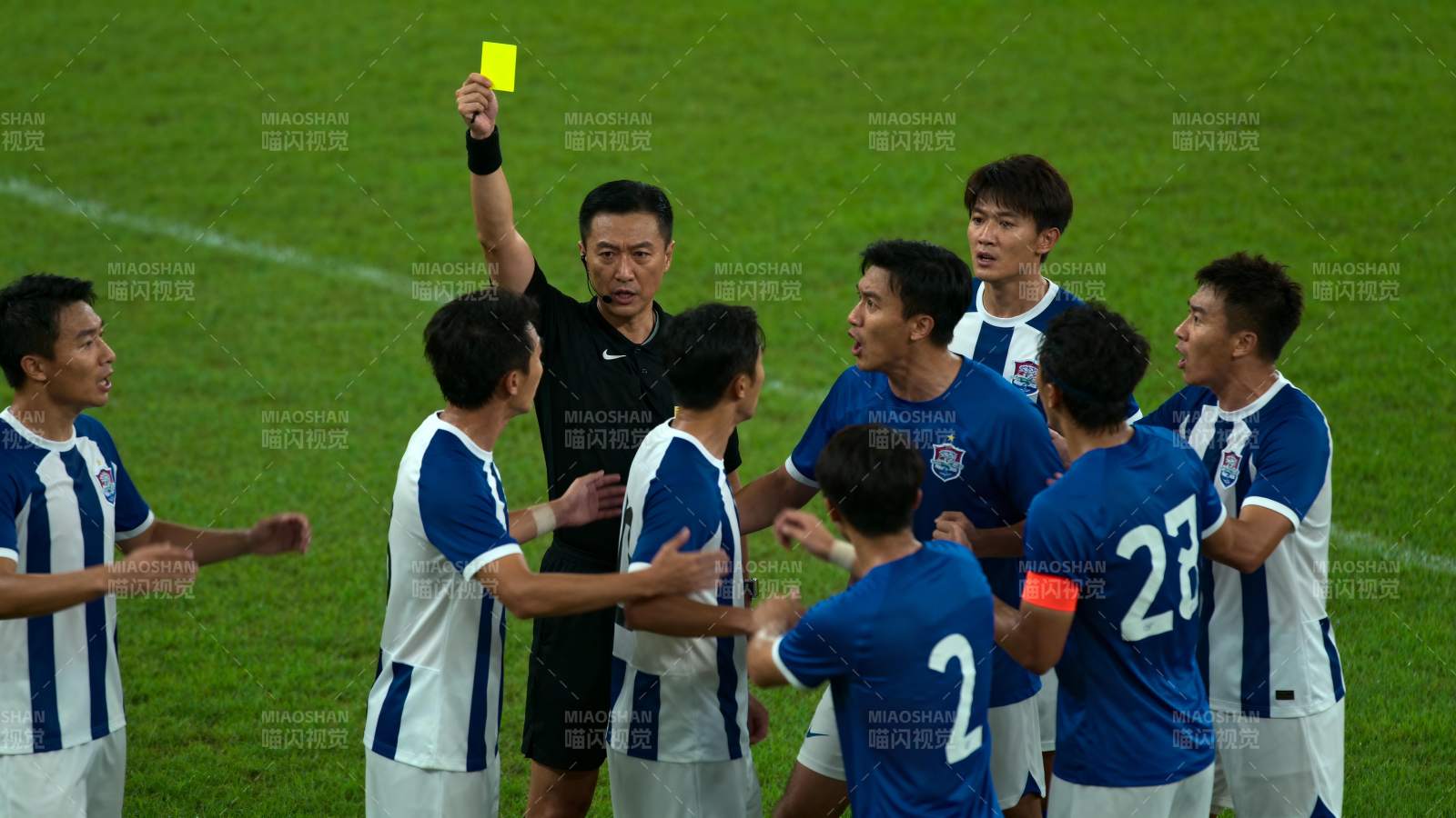 裁判出示黄牌图片