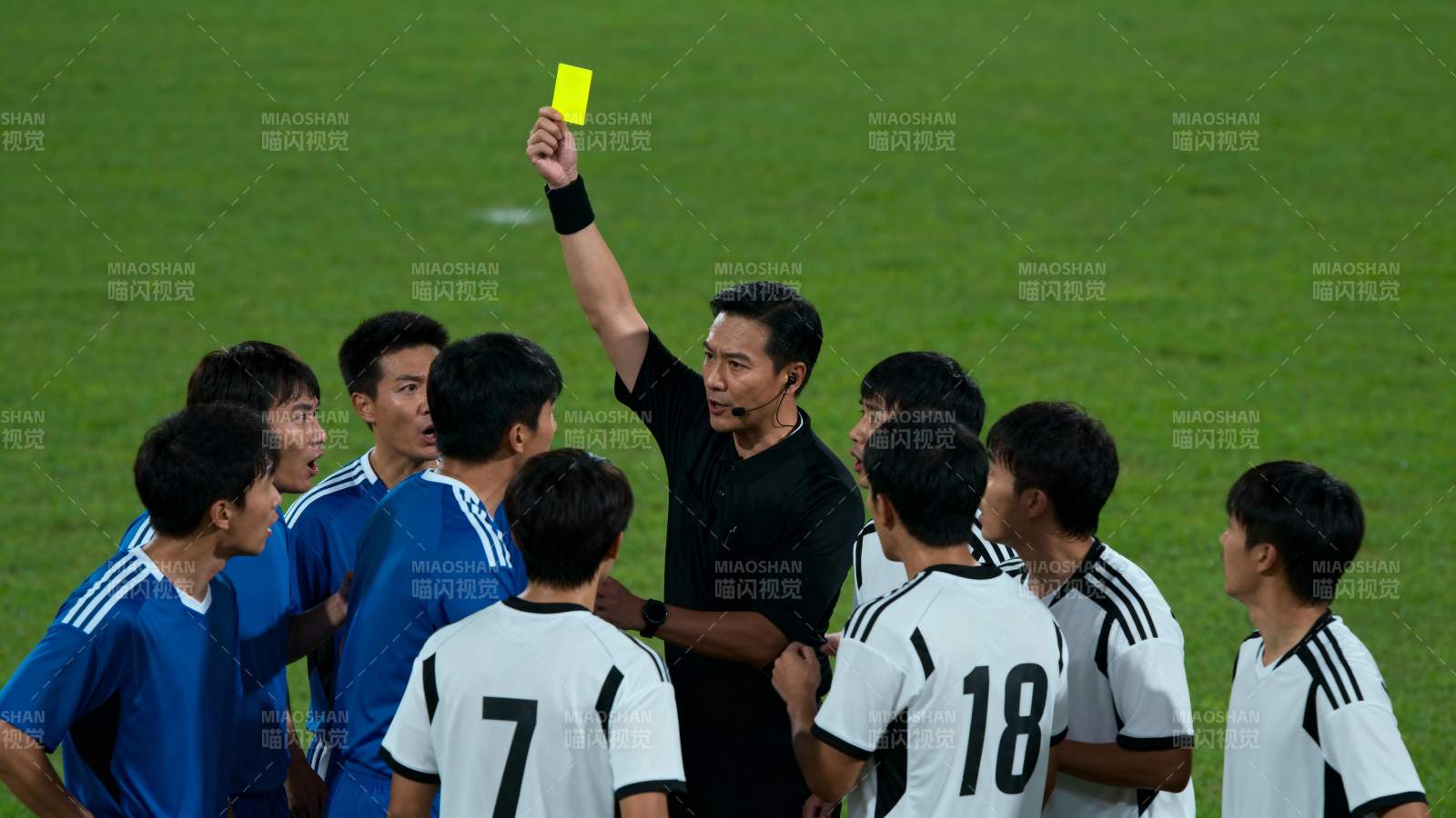 裁判出示黄牌图片