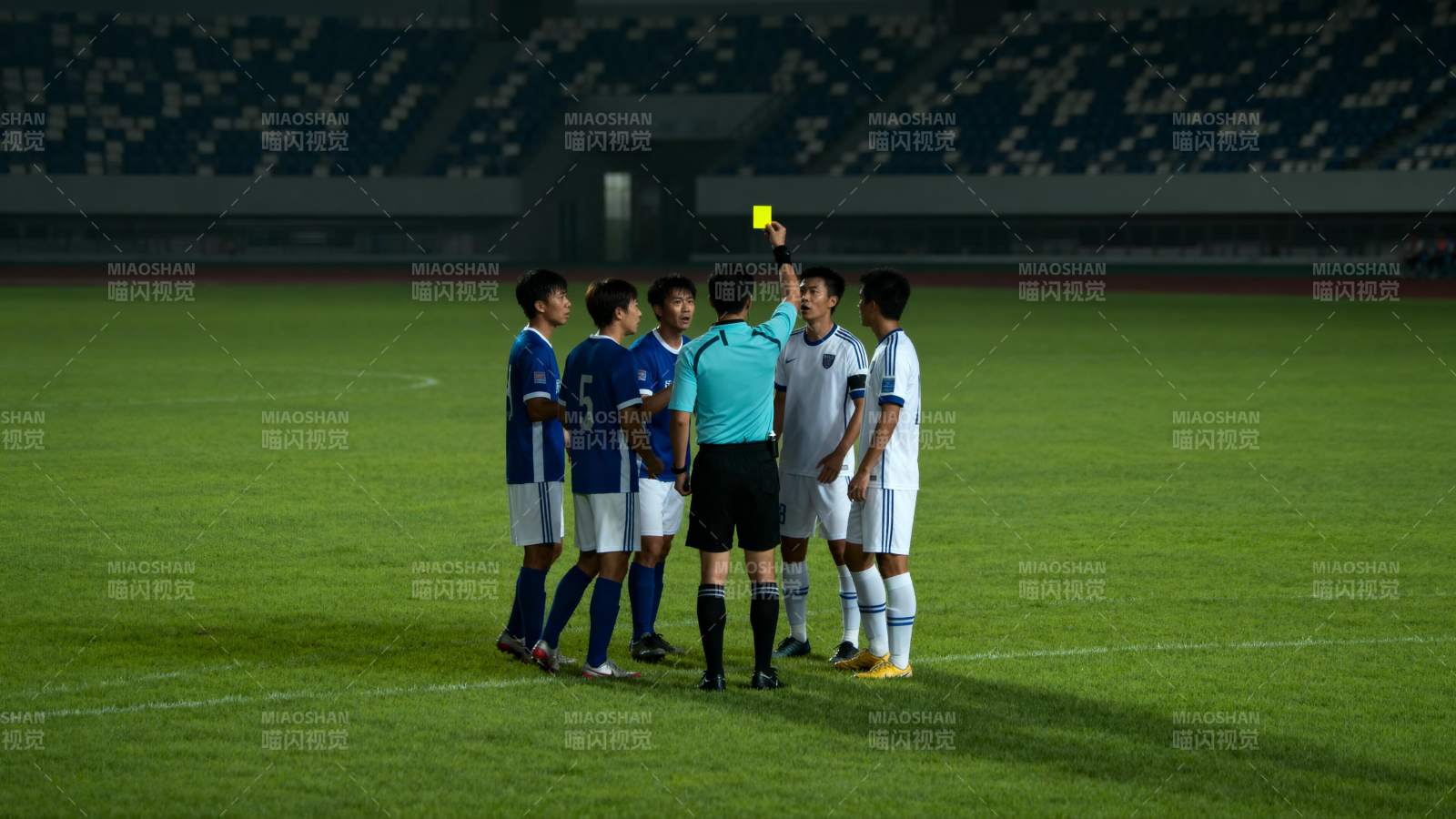 裁判出示黄牌图片