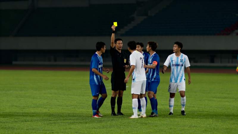 裁判出示黄牌图片