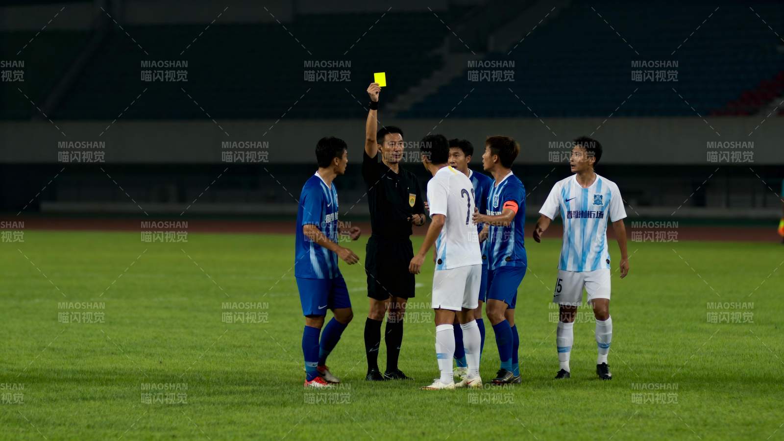 裁判出示黄牌图片