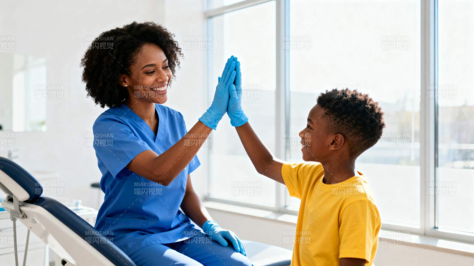 医患击掌 笑容满面图片