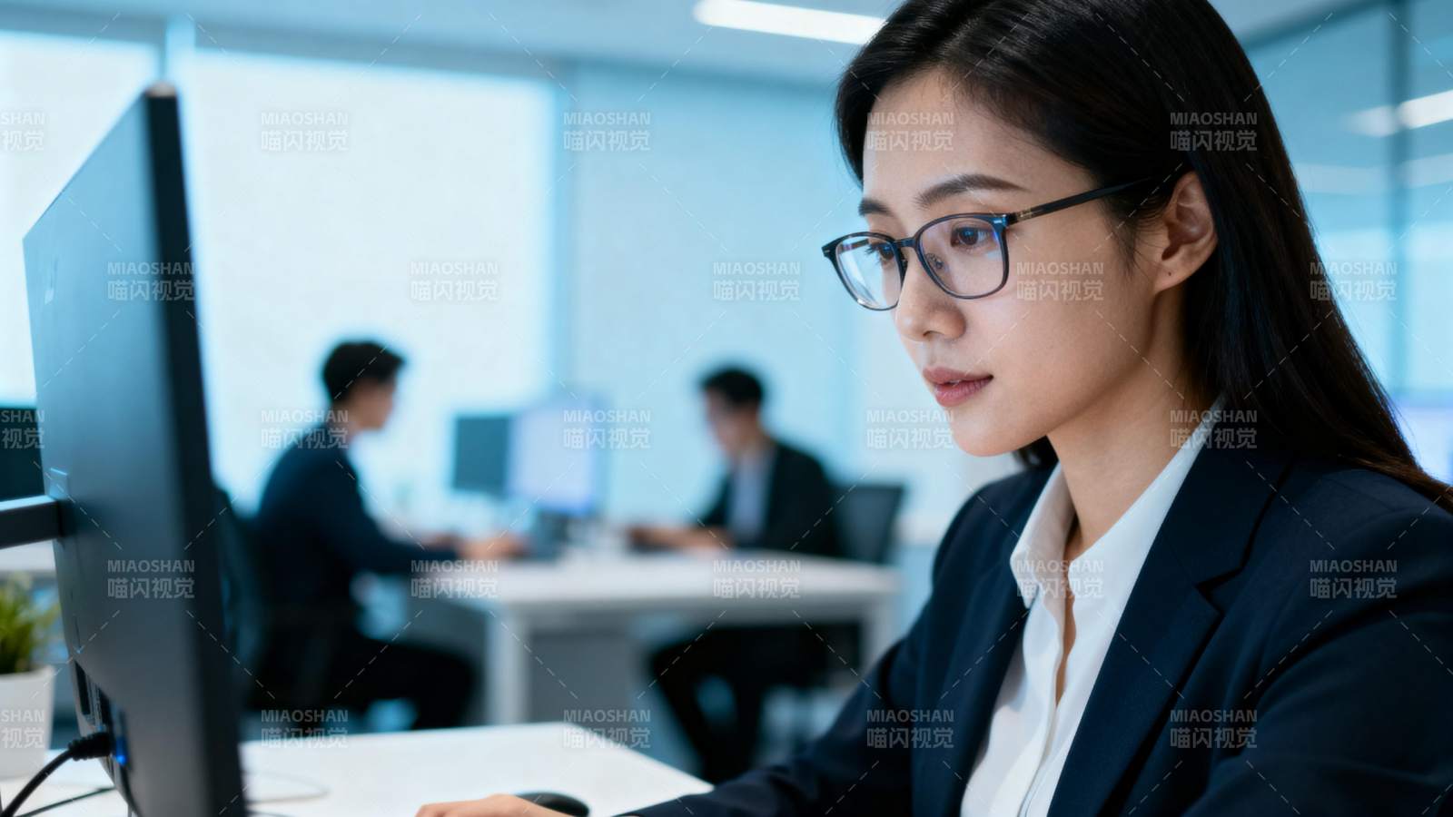 专注工作的职场女性图片