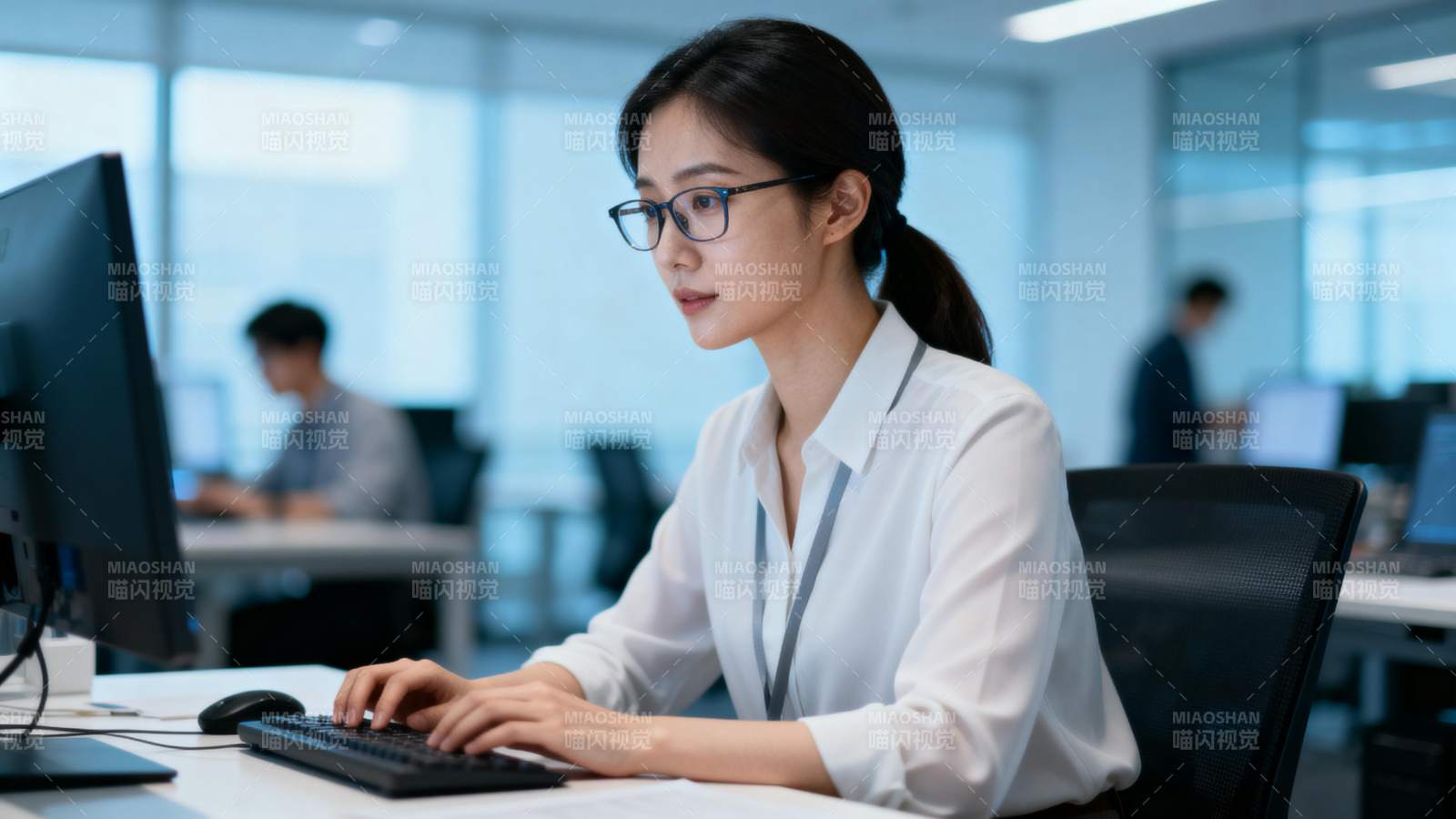 专注办公的职场女性图片