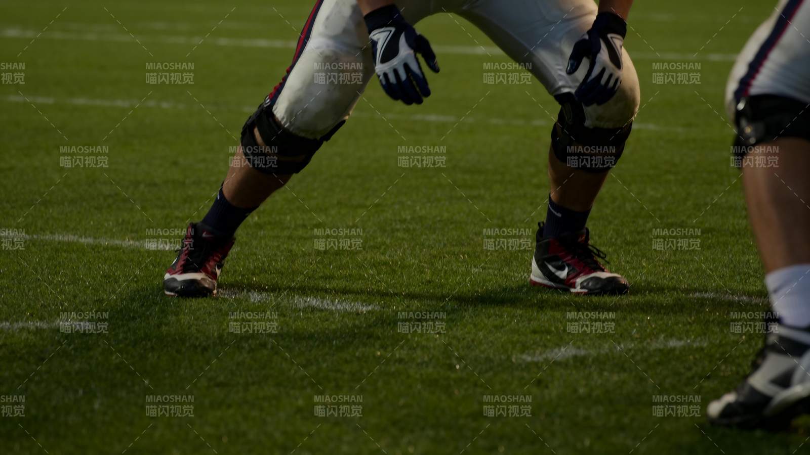 足球运动员准备开球图片