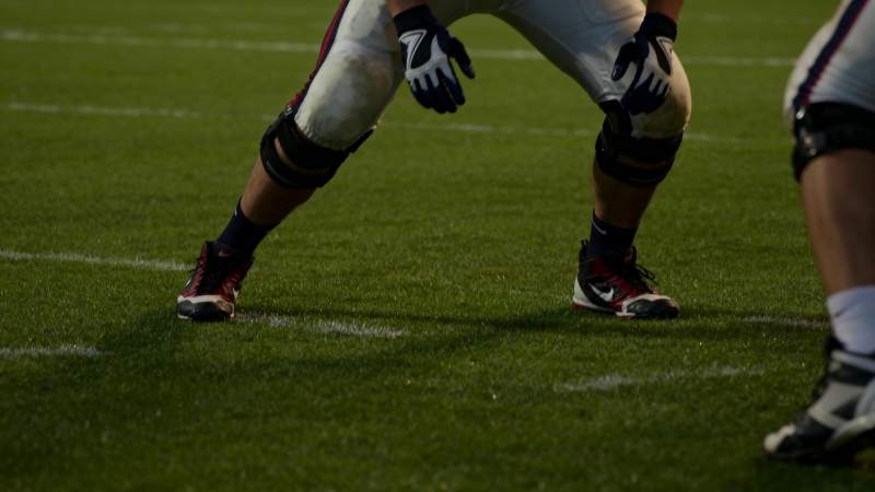 足球运动员准备开球图片