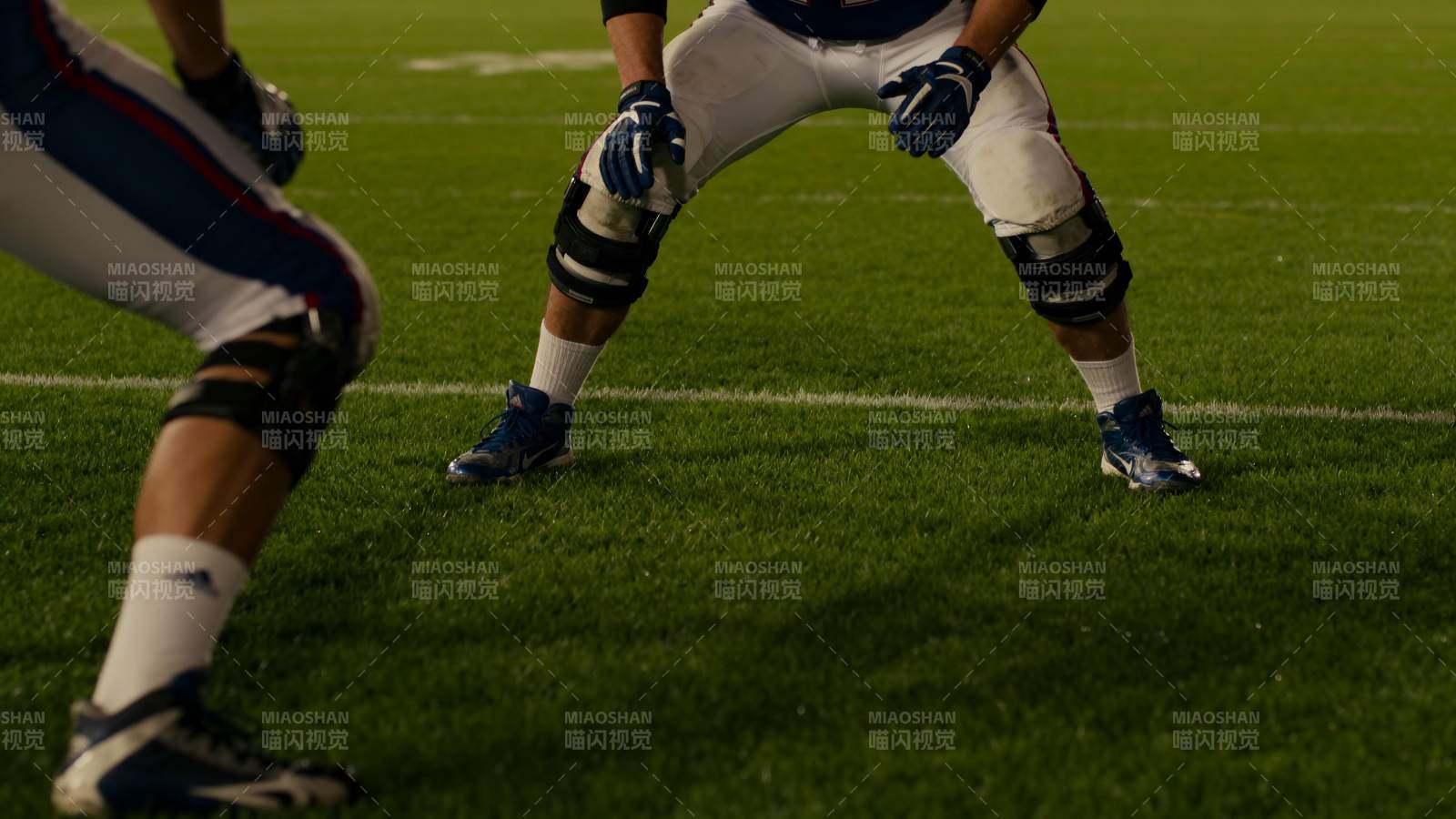 足球运动员准备开球图片