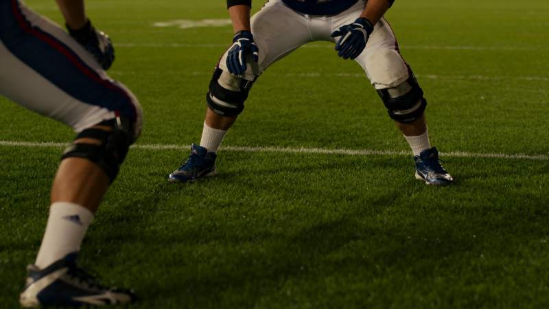 足球运动员准备开球图片