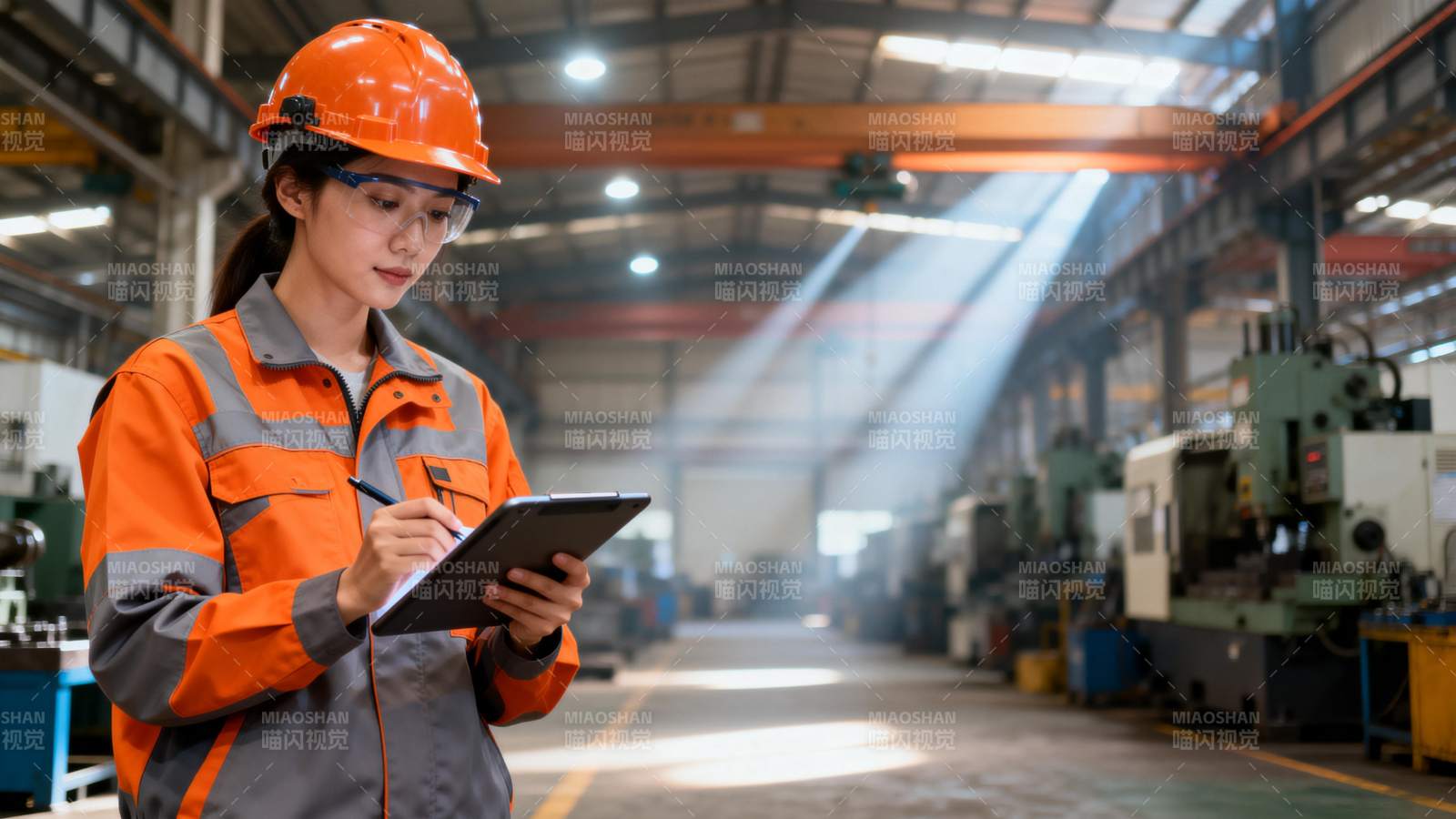 工厂女工记录工作图片