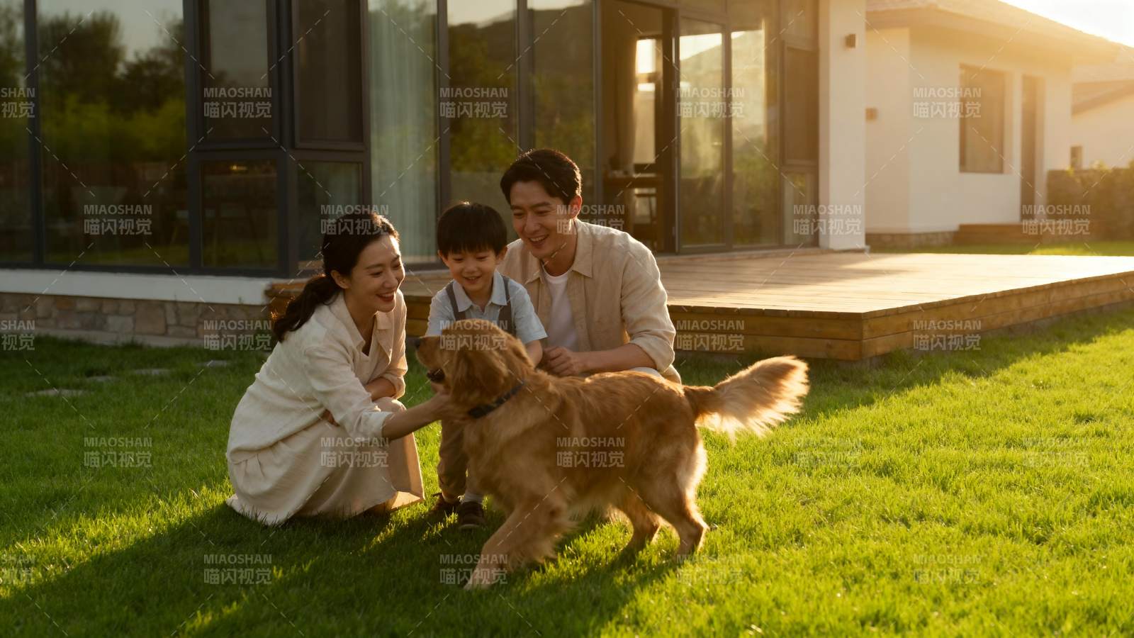 温馨家庭与爱犬共度时光图片