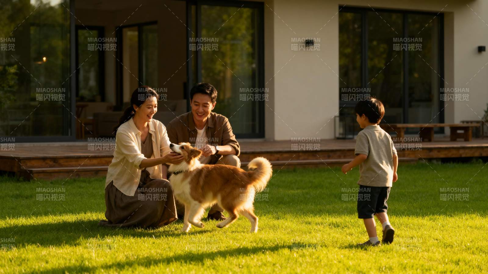 家庭与狗共度时光图片