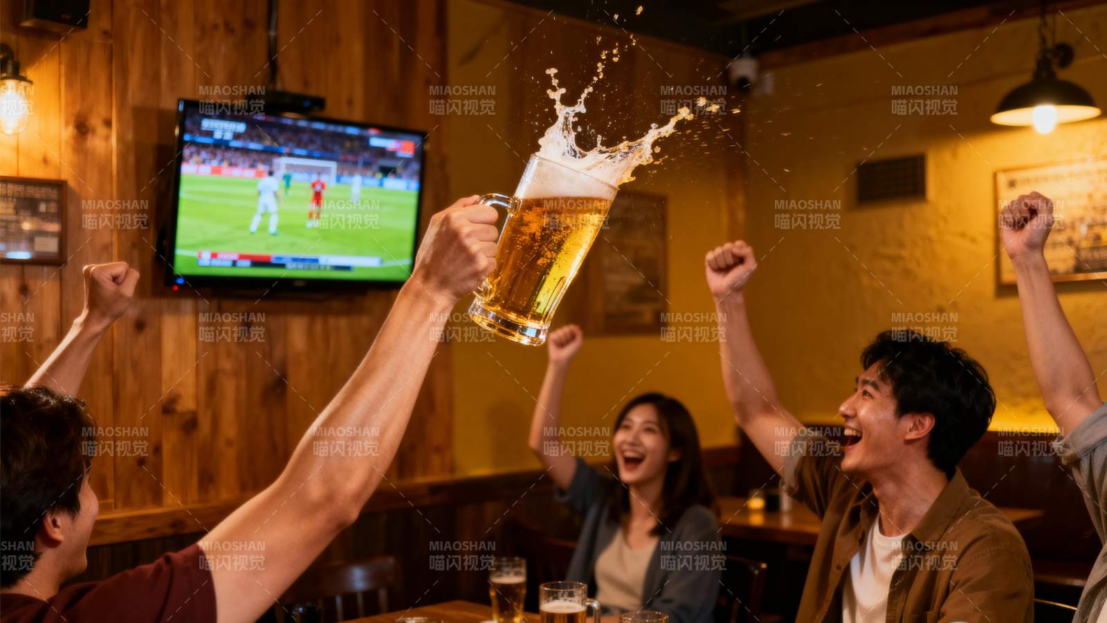 球迷狂欢喝啤酒图片