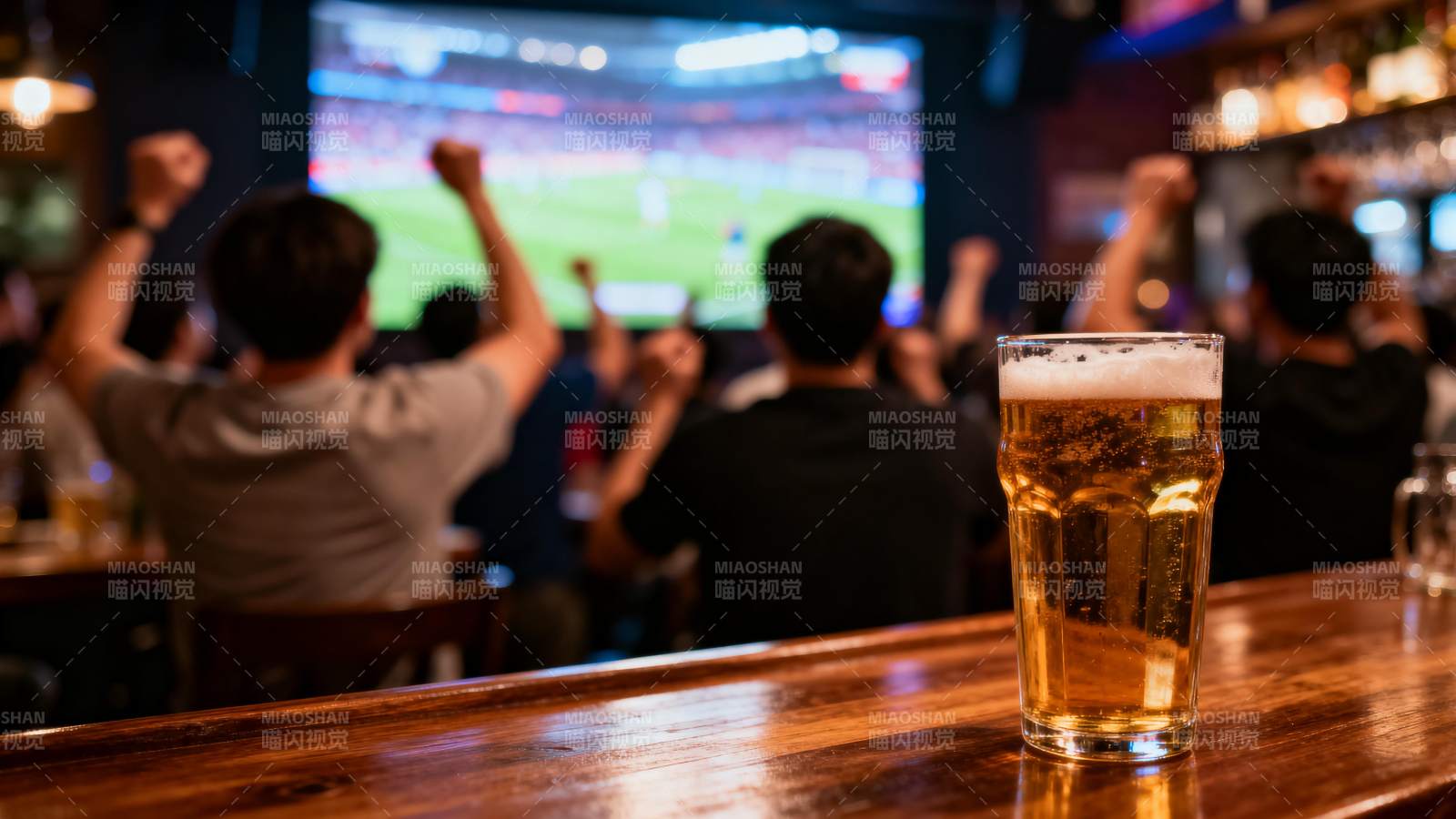 酒吧观赛 啤酒相伴图片