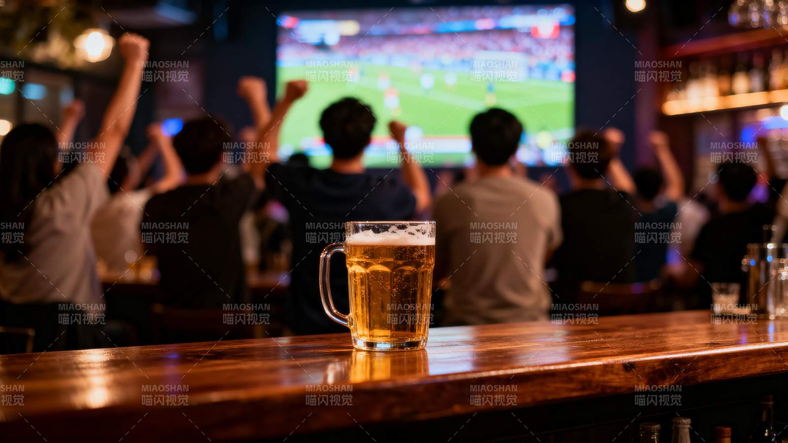 酒吧观赛 啤酒在前图片