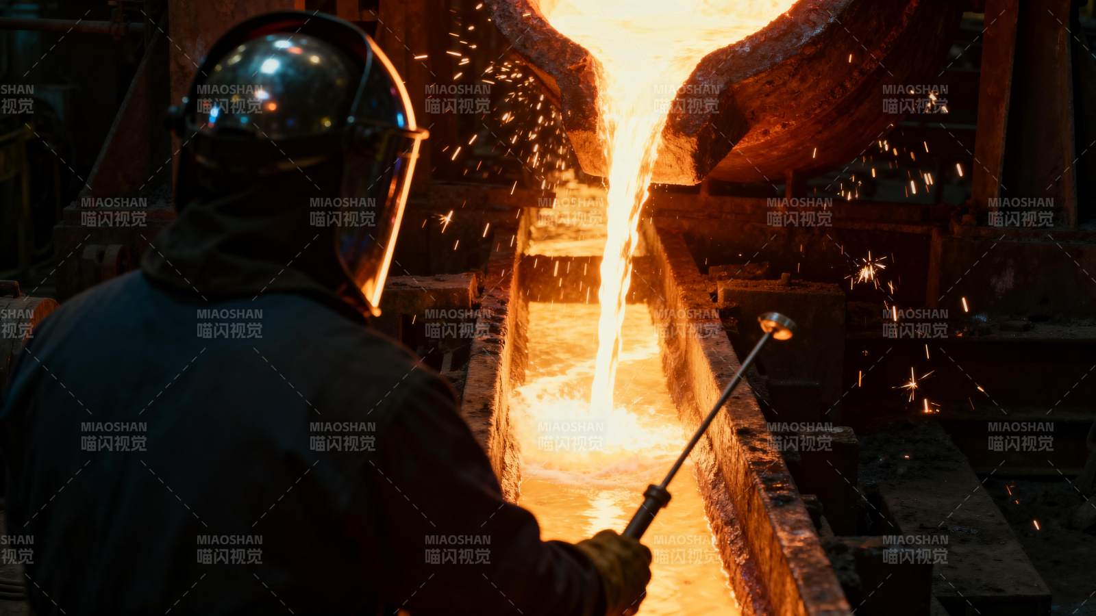 钢铁熔铸现场图片