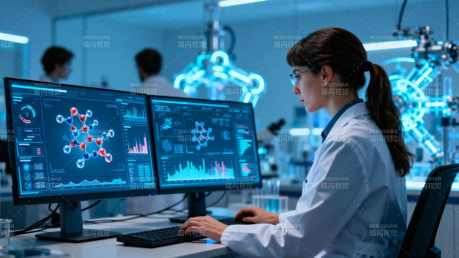 科研人员专注数据分析图片