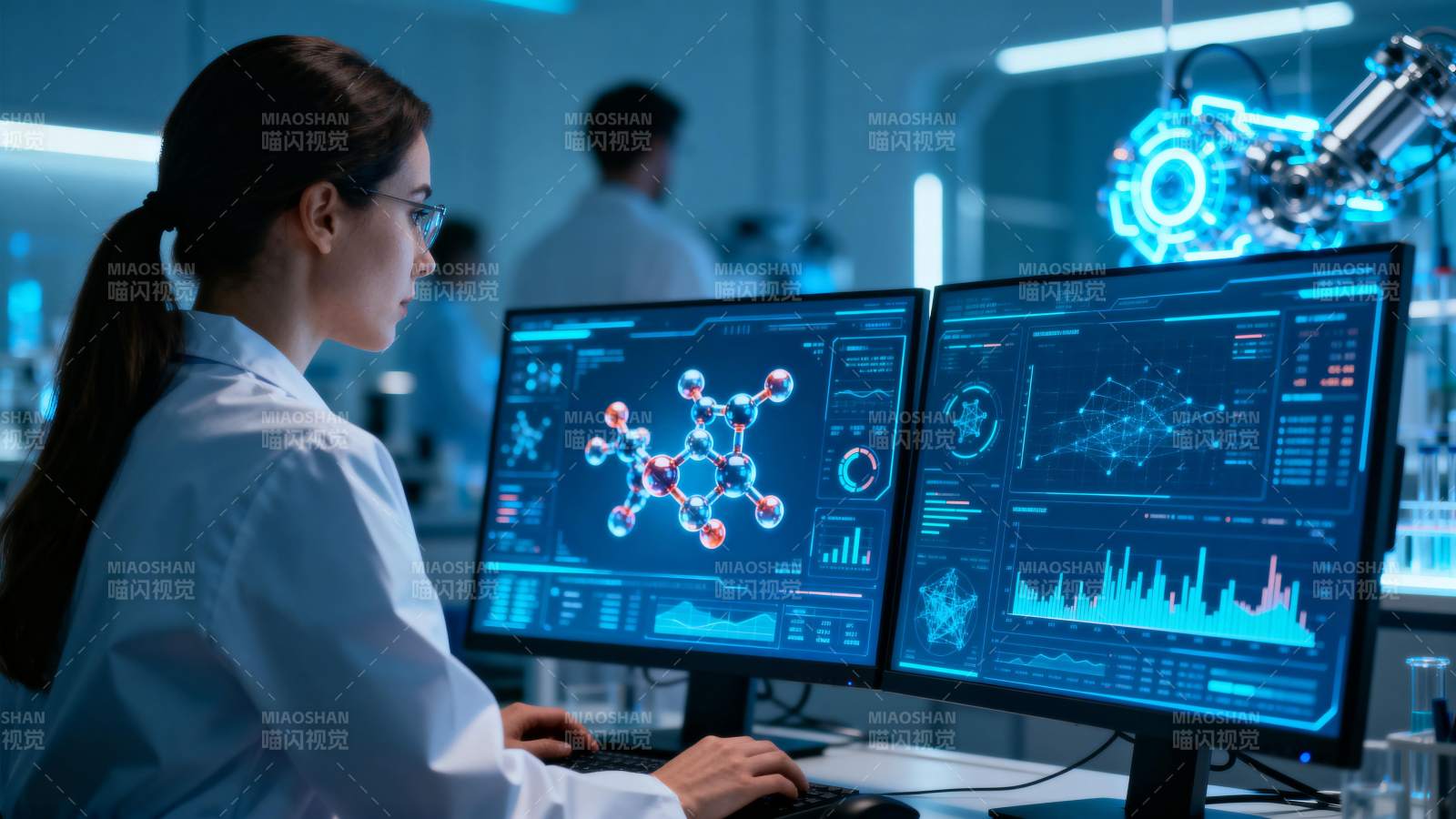 科研人员专注数据分析图片