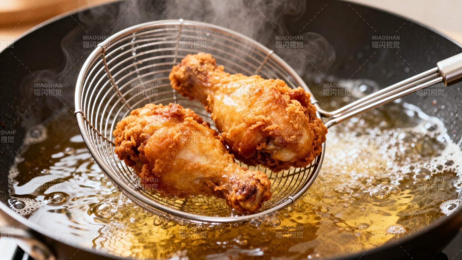 炸鸡腿出锅图片