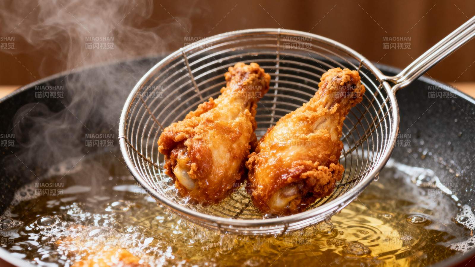 炸鸡腿出锅图片