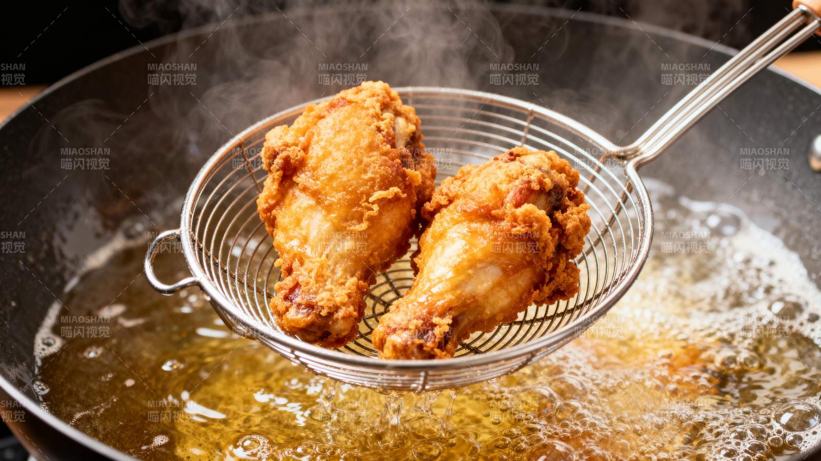 金黄炸鸡腿出锅图片