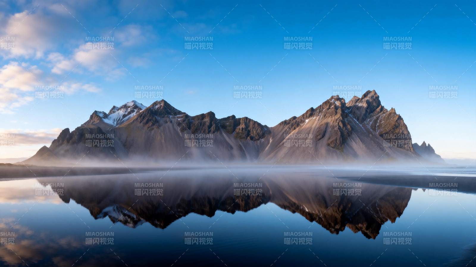 雪山倒影湖中图片