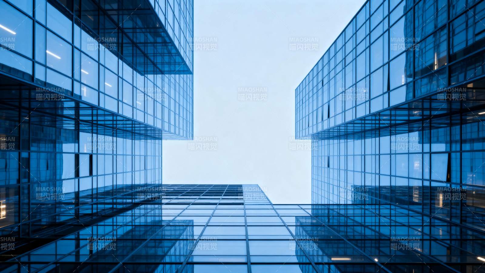 现代建筑群仰视图图片