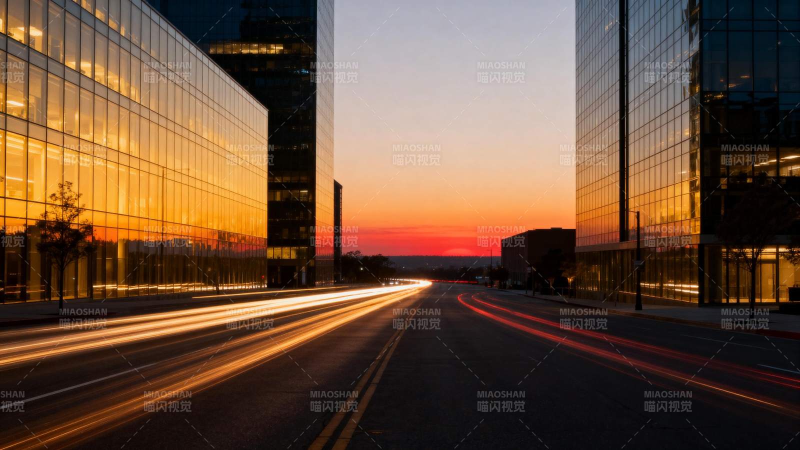 城市黄昏车流光影图片