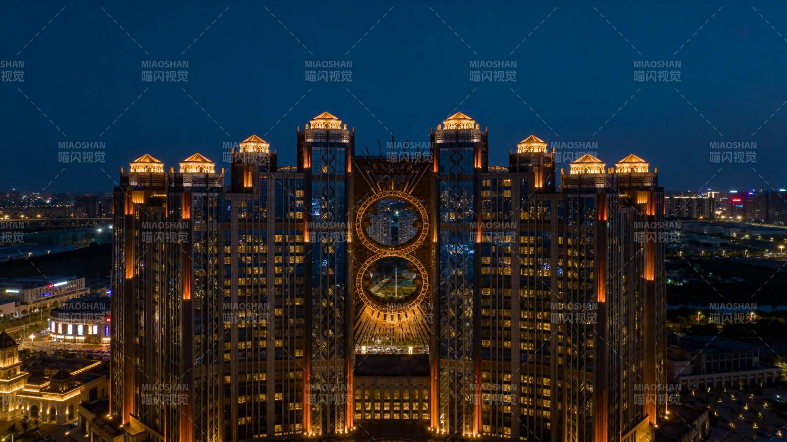 夜幕下的宏伟建筑图片