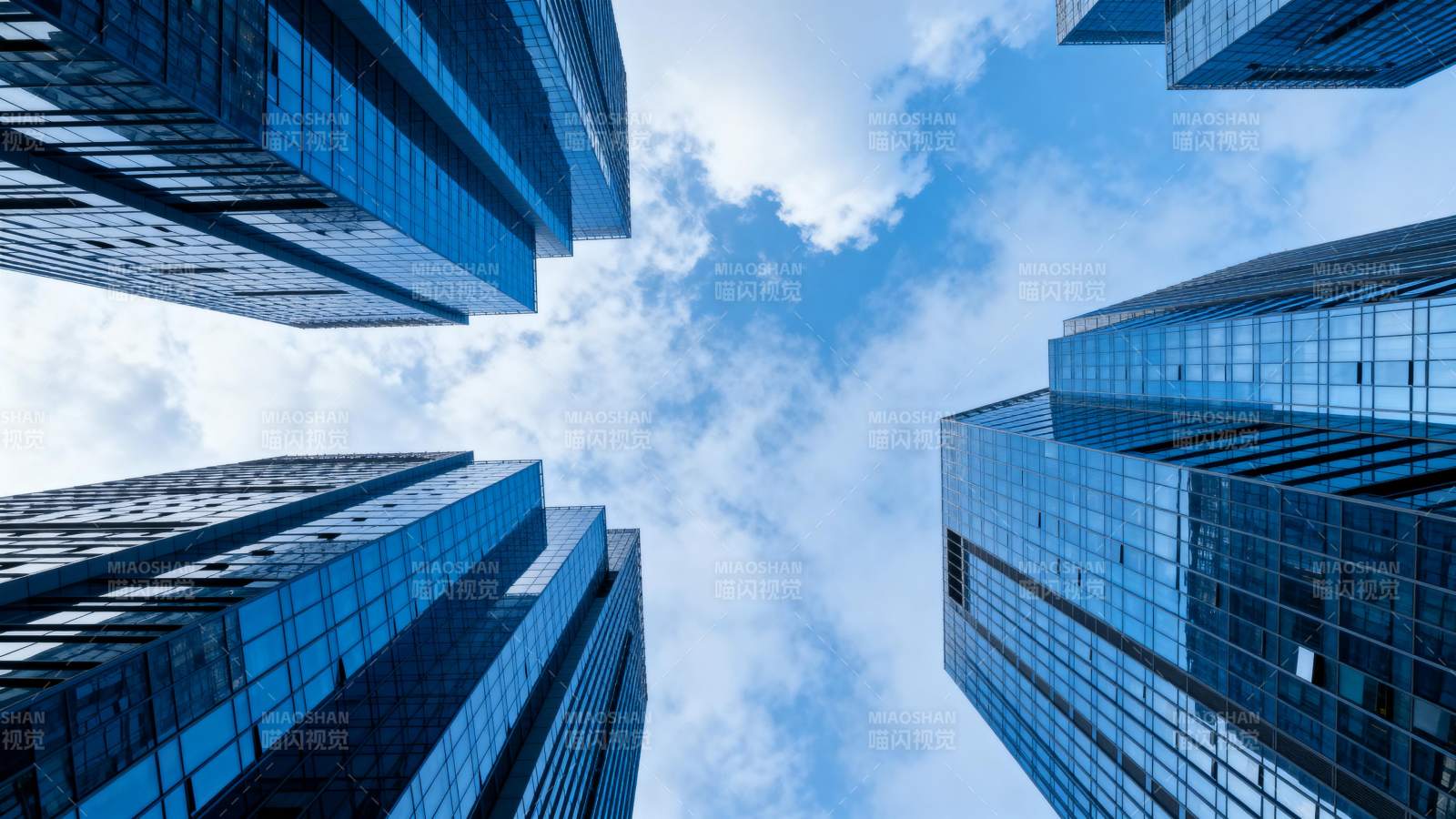 摩天大楼仰望蓝天图片