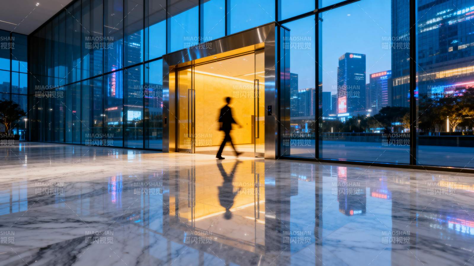 都市夜景中的行人图片