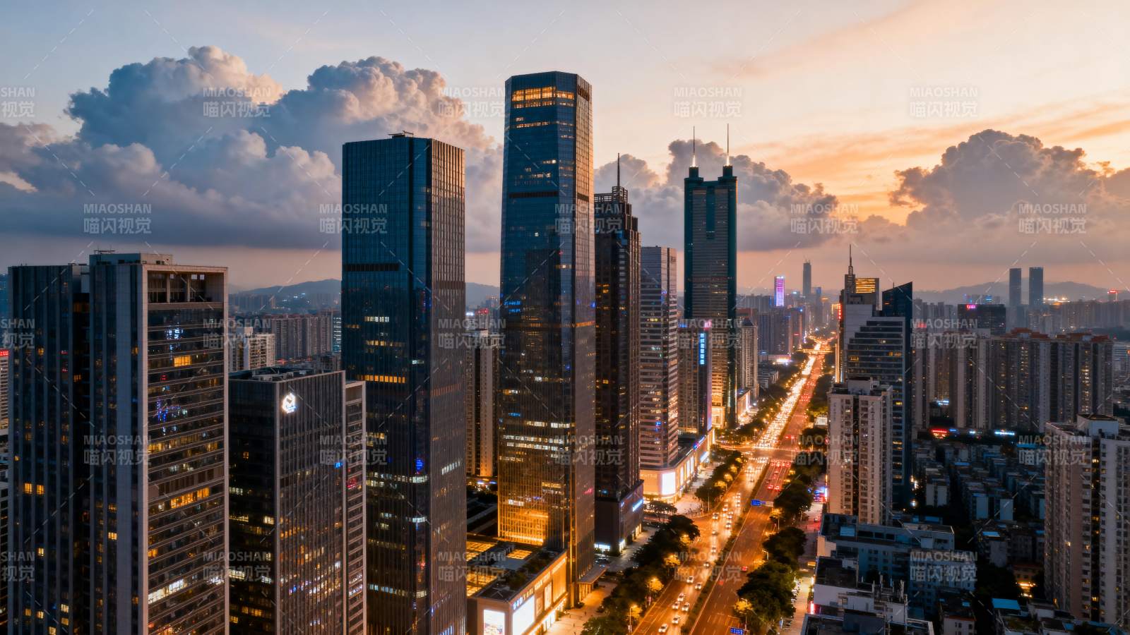 城市黄昏灯火辉煌图片