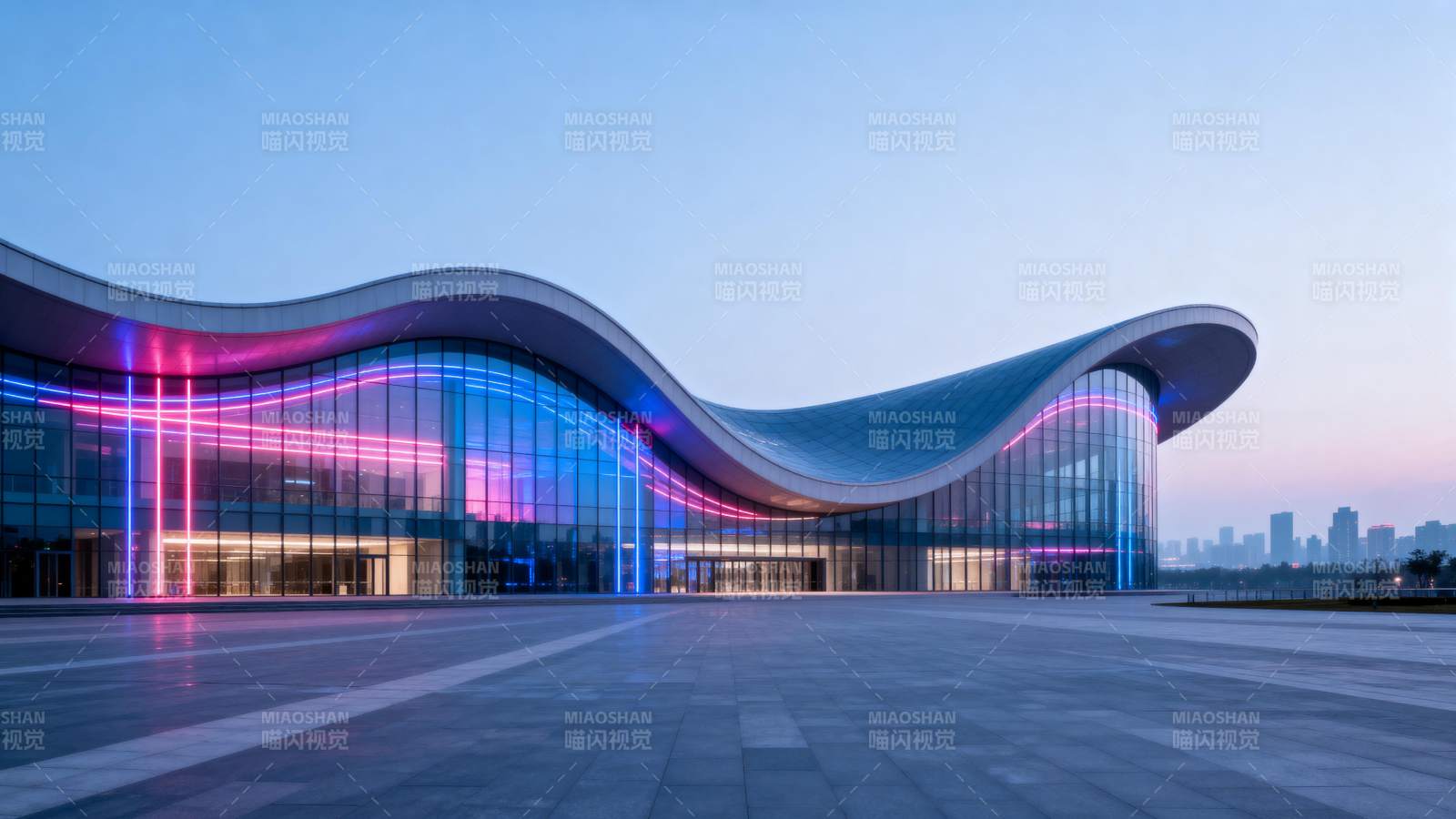 流线型建筑夜景图片