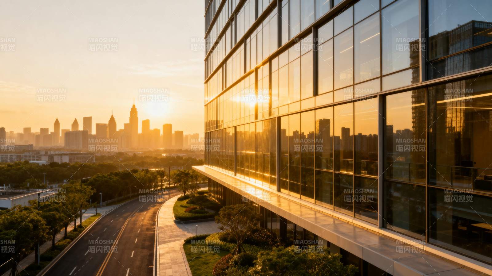 城市晨曦映玻璃楼图片