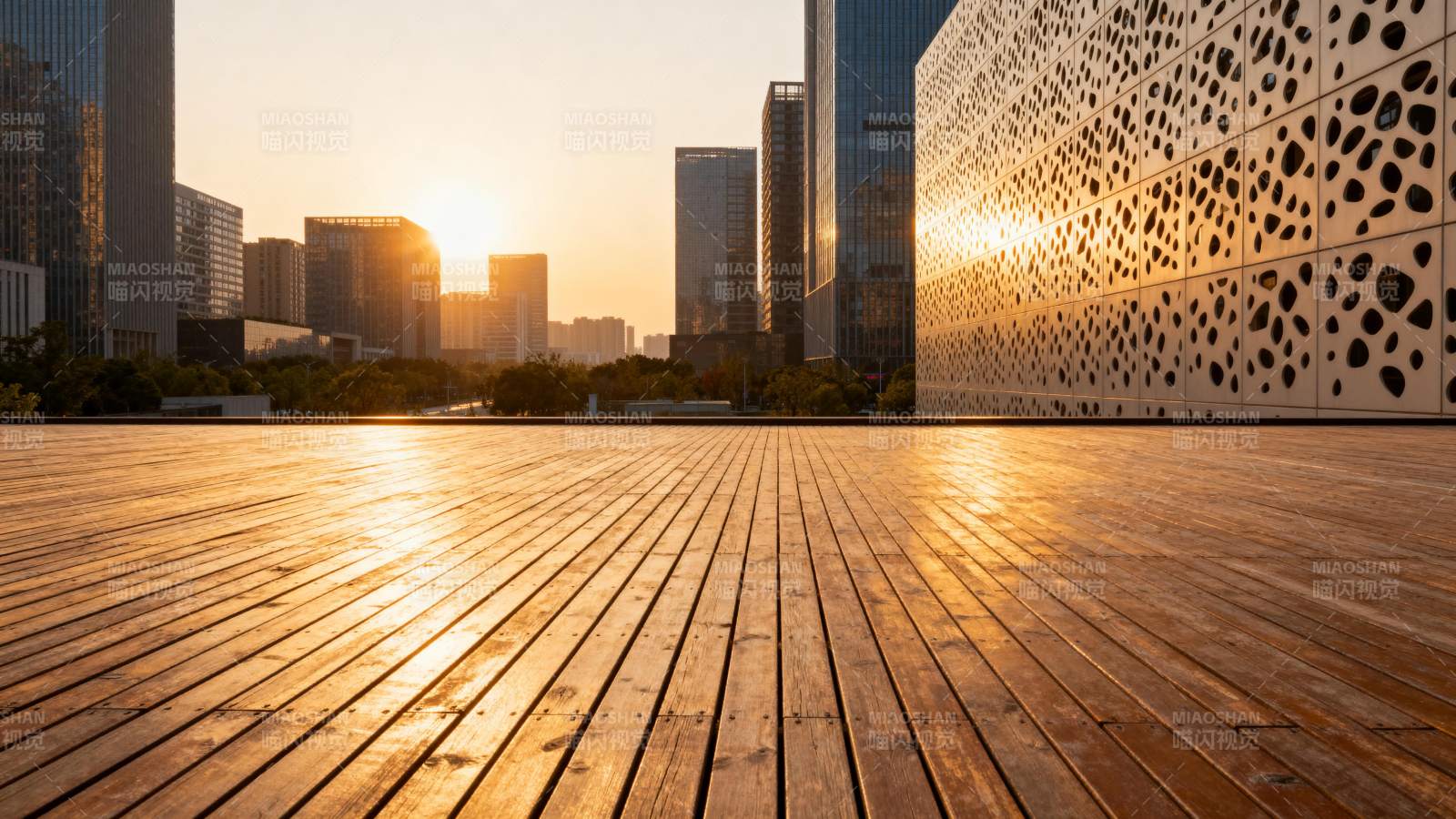 城市黄昏木栈道图片