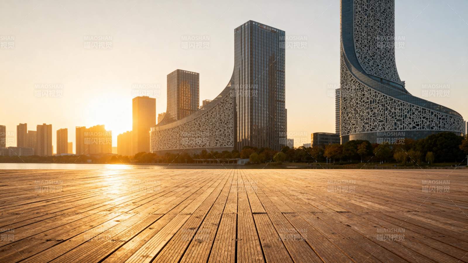 城市晨曦木栈道图片